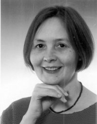 schwarz weiß Bild von lächelnder Frau mit rechter Hand unter dem Kinn