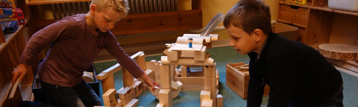 Spielen mit Bauklötzen in der Kinderstube Brekendorf