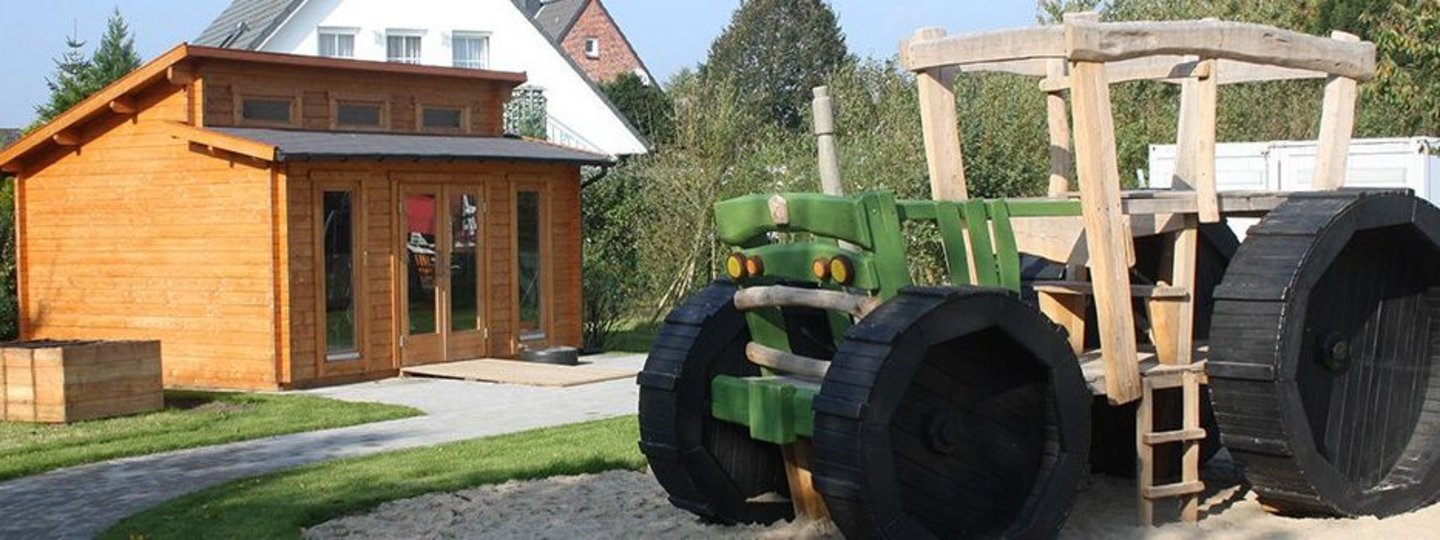 Klettergerüst aus Holz in Form eines Traktors