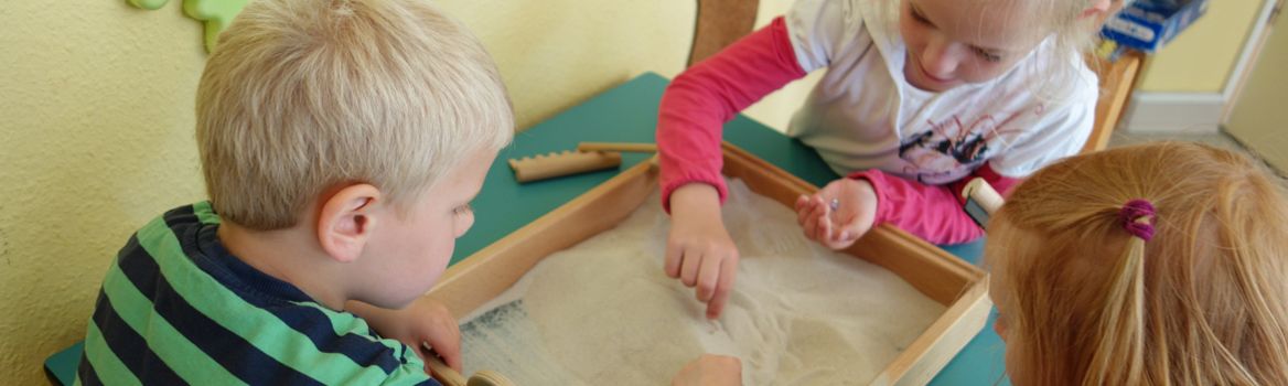 Mit Sand spielen in der Kinderstube Brekendorf