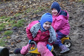 Kinder spielen im Hof