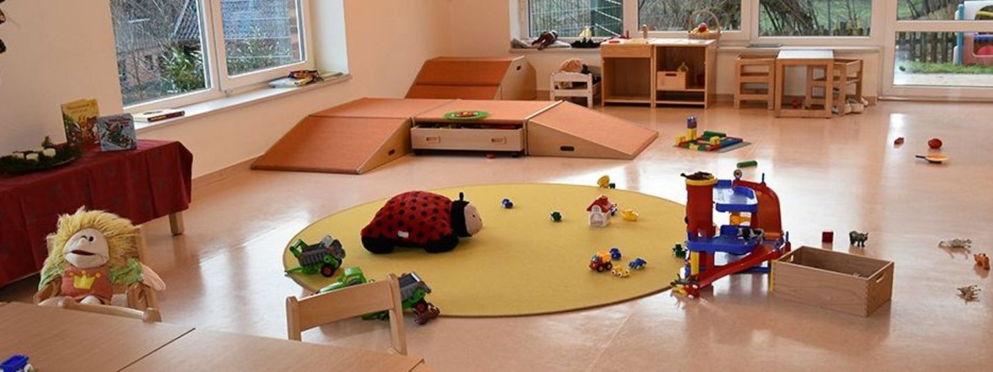 Innenraum einer Kita mit Spielmöglichkeiten und Spielzeug