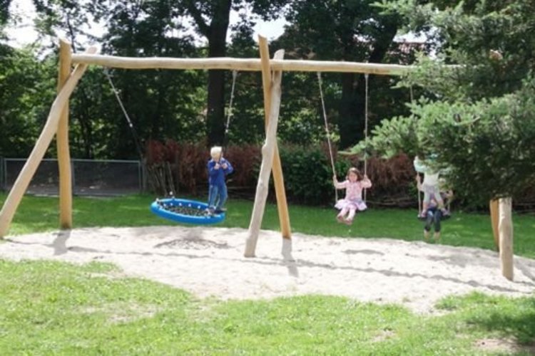 Kinder beim Schaukeln