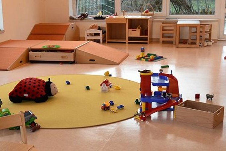 Räumlichkeiten einer Kita mit Spiel- und Klettermöglichkeiten