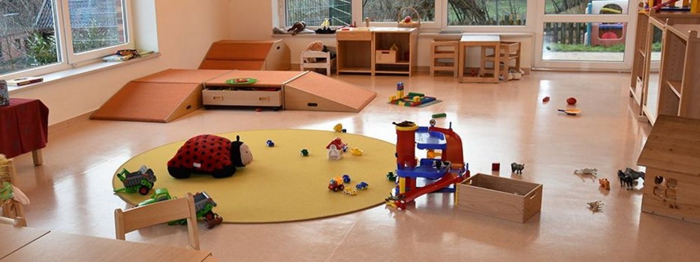 Räumlichkeiten einer Kita mit Spiel- und Klettermöglichkeiten